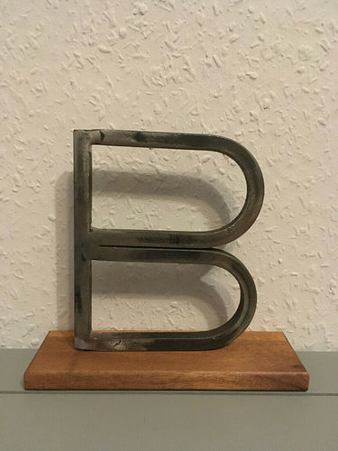 Buchstabe / Initiale aus Metall auf Standfuß aus Akazienholz - Anfangsbuchstabe B