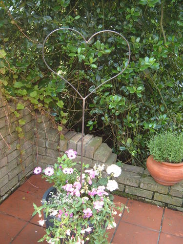 Herz Gartenstecker aus rostendem Metall Handarbeit Pflanzen Deko Love