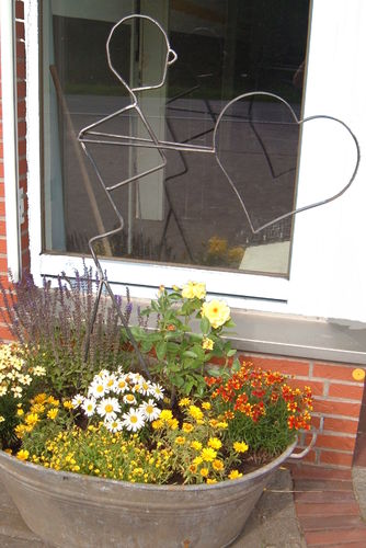 Gartenstecker Herzträger rostendes Metall schöne Dekoration für Haus und Garten