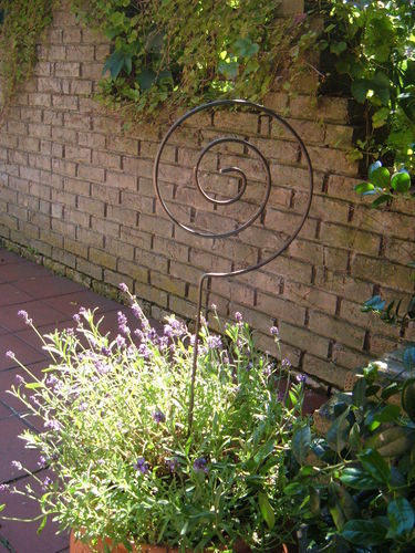 Gartenstecker Spirale Blumenspirale Pflanzenspirale aus rostendem Metall Deko