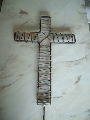 Kreuz aus Flacheisen mit Draht umwickelt für den Friedhof Dekoration Handarbeit aus Metall