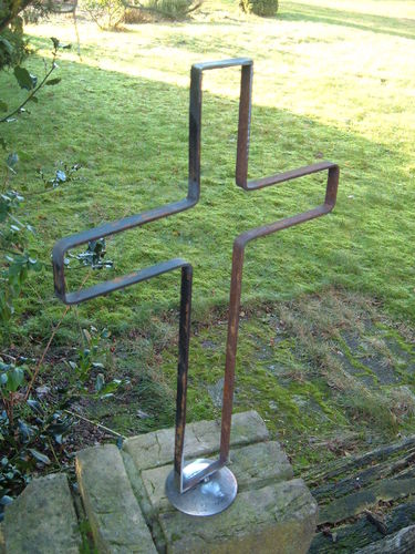 Kreuz aus Metall - Flacheisen mit rundem Standfuß - Handarbeit