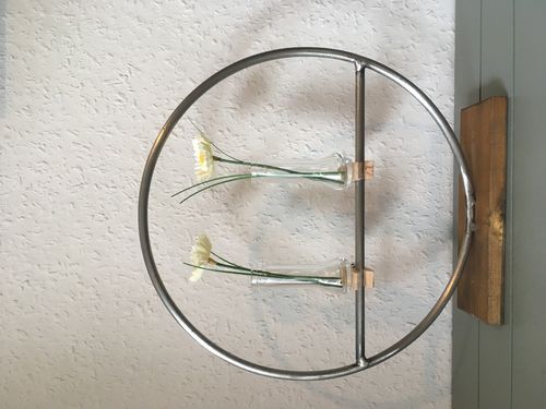 Dekoring mit Vasen auf Holz - Ring aus Metall mit Vasen aus Glas auf Akazienholz