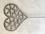 Herz aus Metall mit 20 kleinen Herzen dekoriert - Metallherz - Gartenstecker